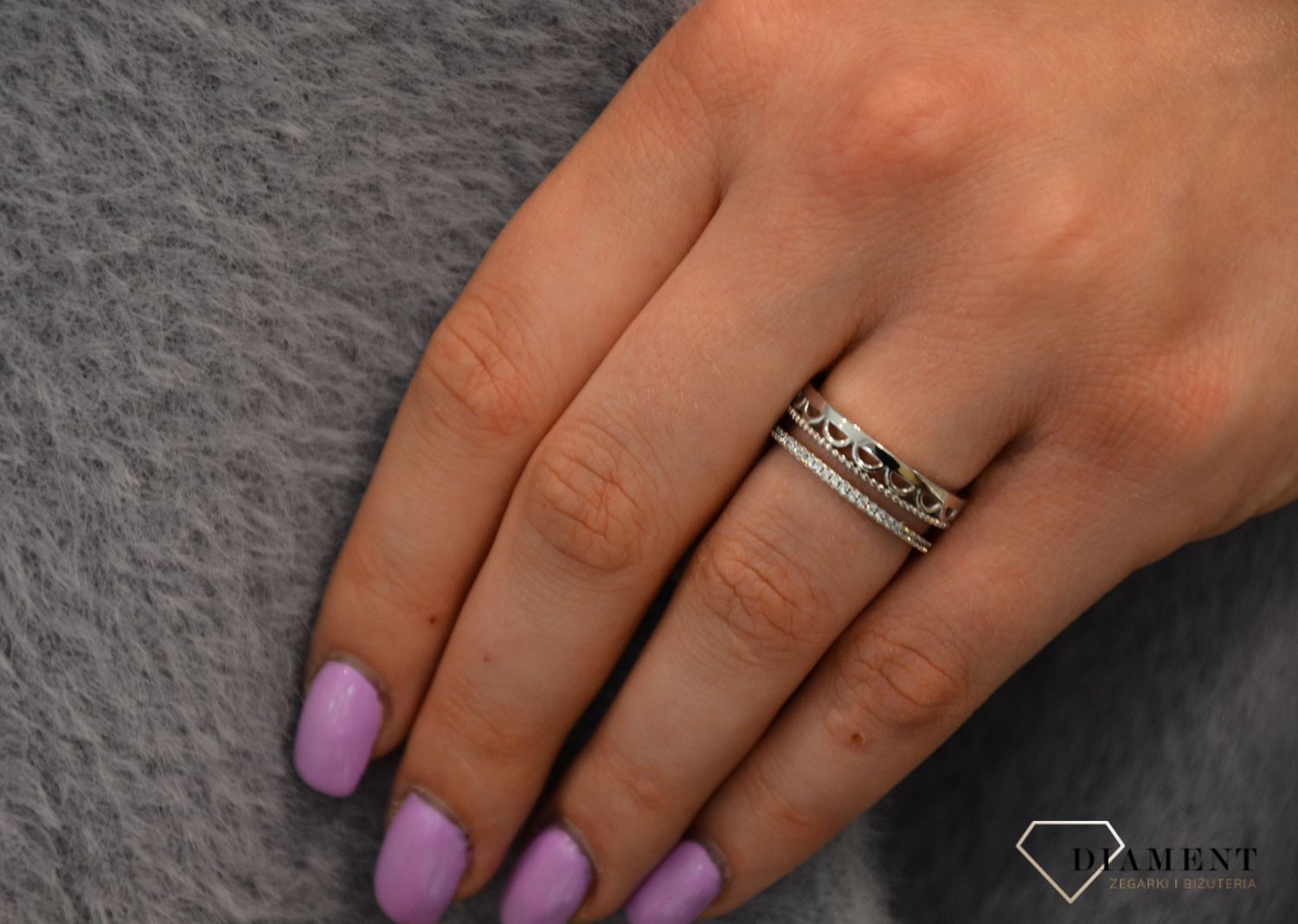 Pierścionek srebrny biała cyrkonia Dall'Acqua. Ze względu na wykorzystanie cyrkonii, klejnotów charakteryzujących się intensywnym blaskiem. Idealny na prezent. 11.jpg